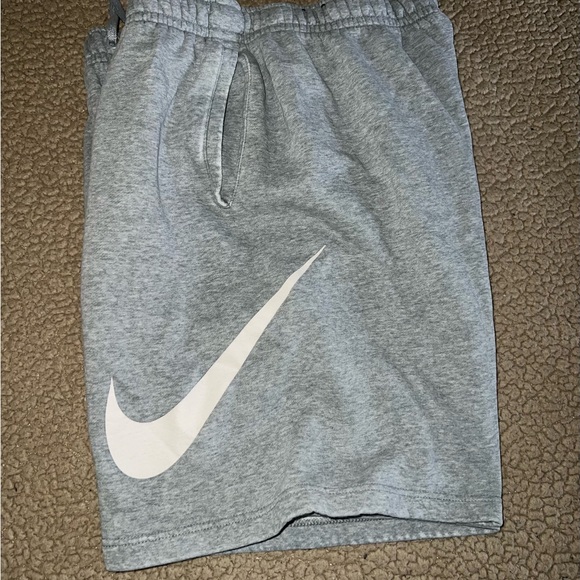 2/30 Nike Men's Athletic Gray Shorts with White Logo - Picture 4 of 6